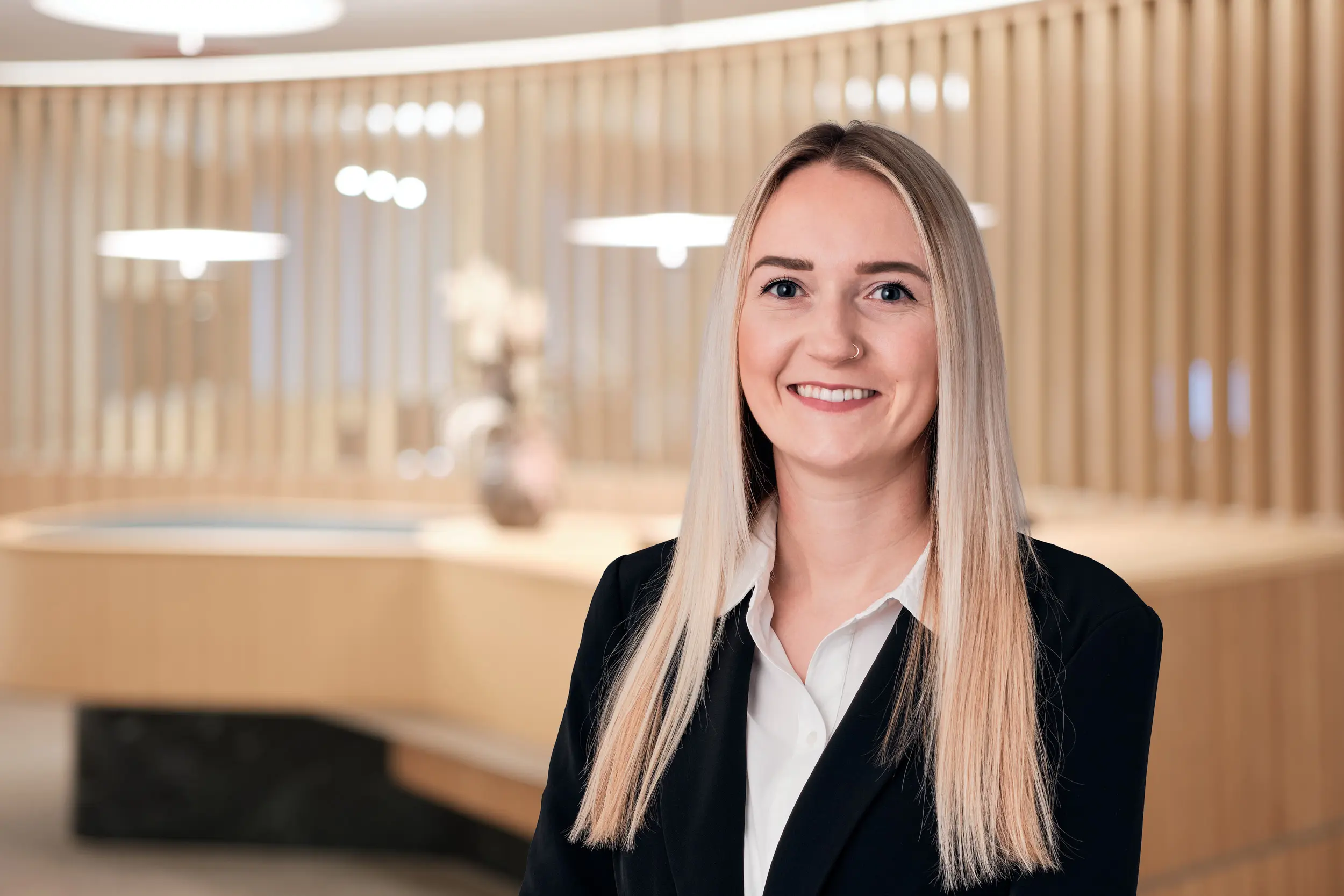Bankmitarbeiterin im Portrait in der Filiale