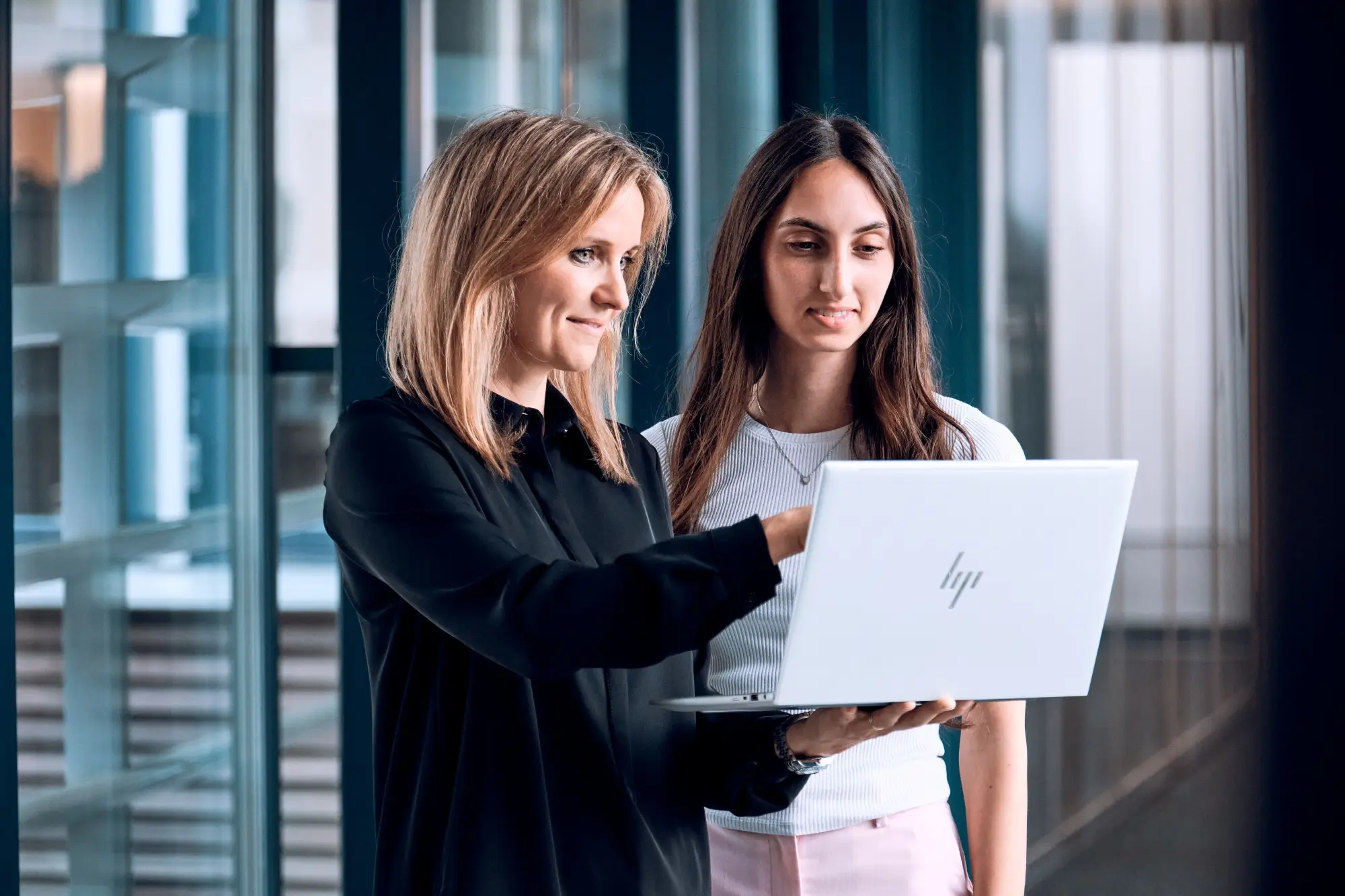 Mitarbeiterinnen besprechen Daten am Laptop