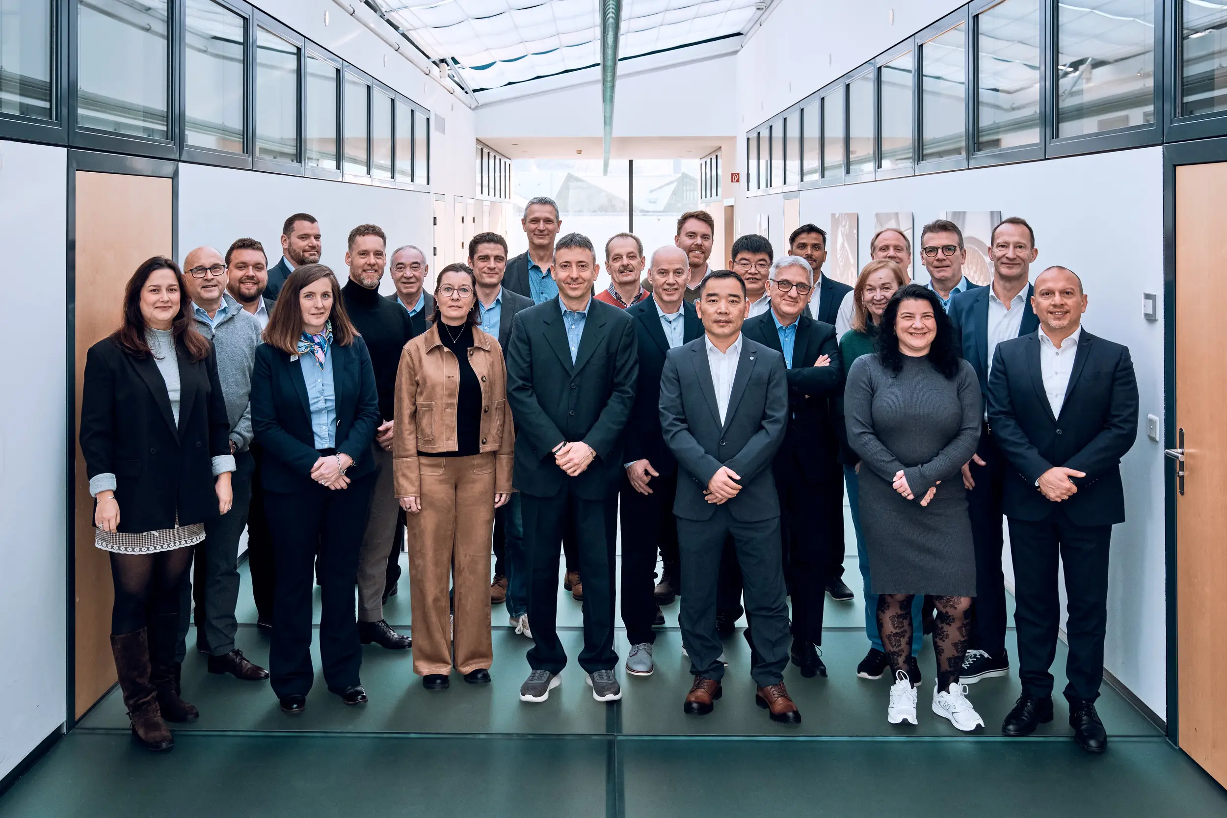 Verkaufsteam eines Industrieunternehmens im Gruppenbild