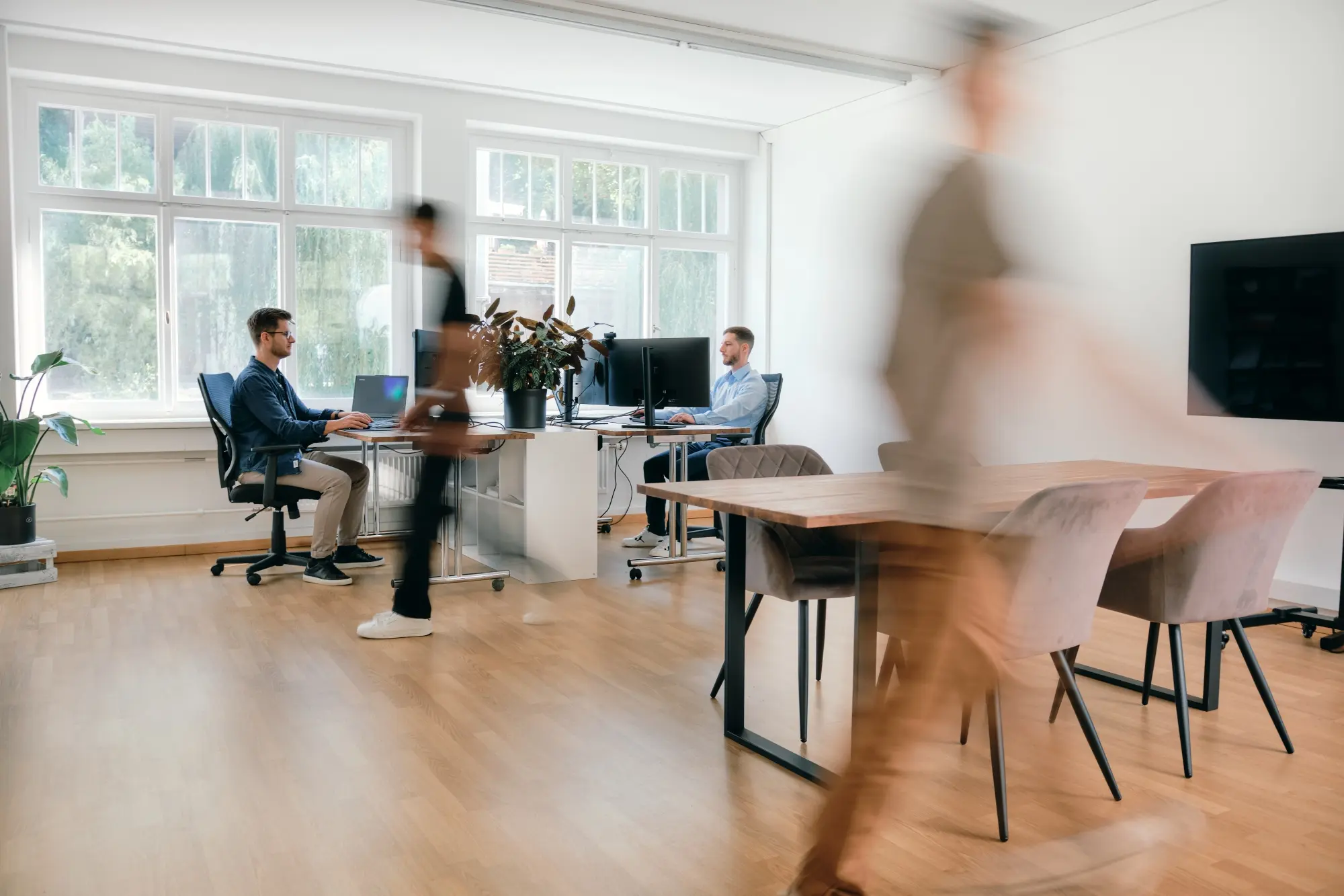 Agenturbüro mit arbeitenden Mitarbeitenden