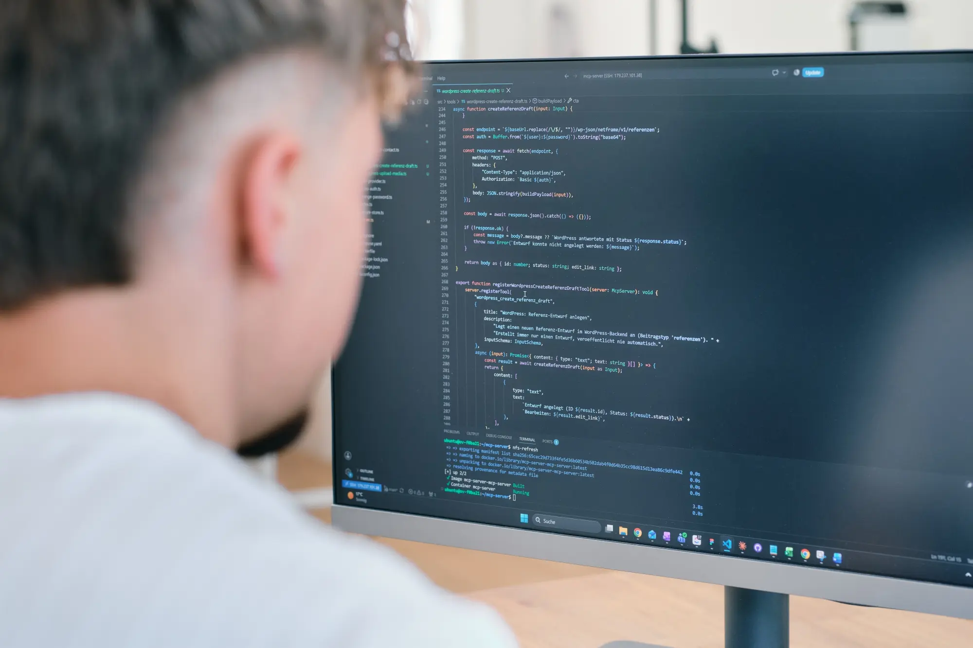 Entwickler programmiert am Bildschirm