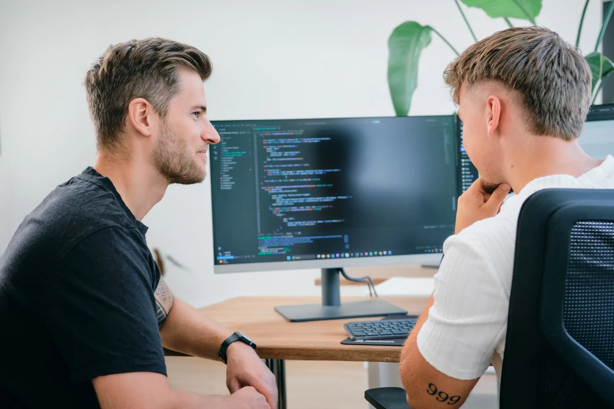 Entwickler arbeiten gemeinsam am Code