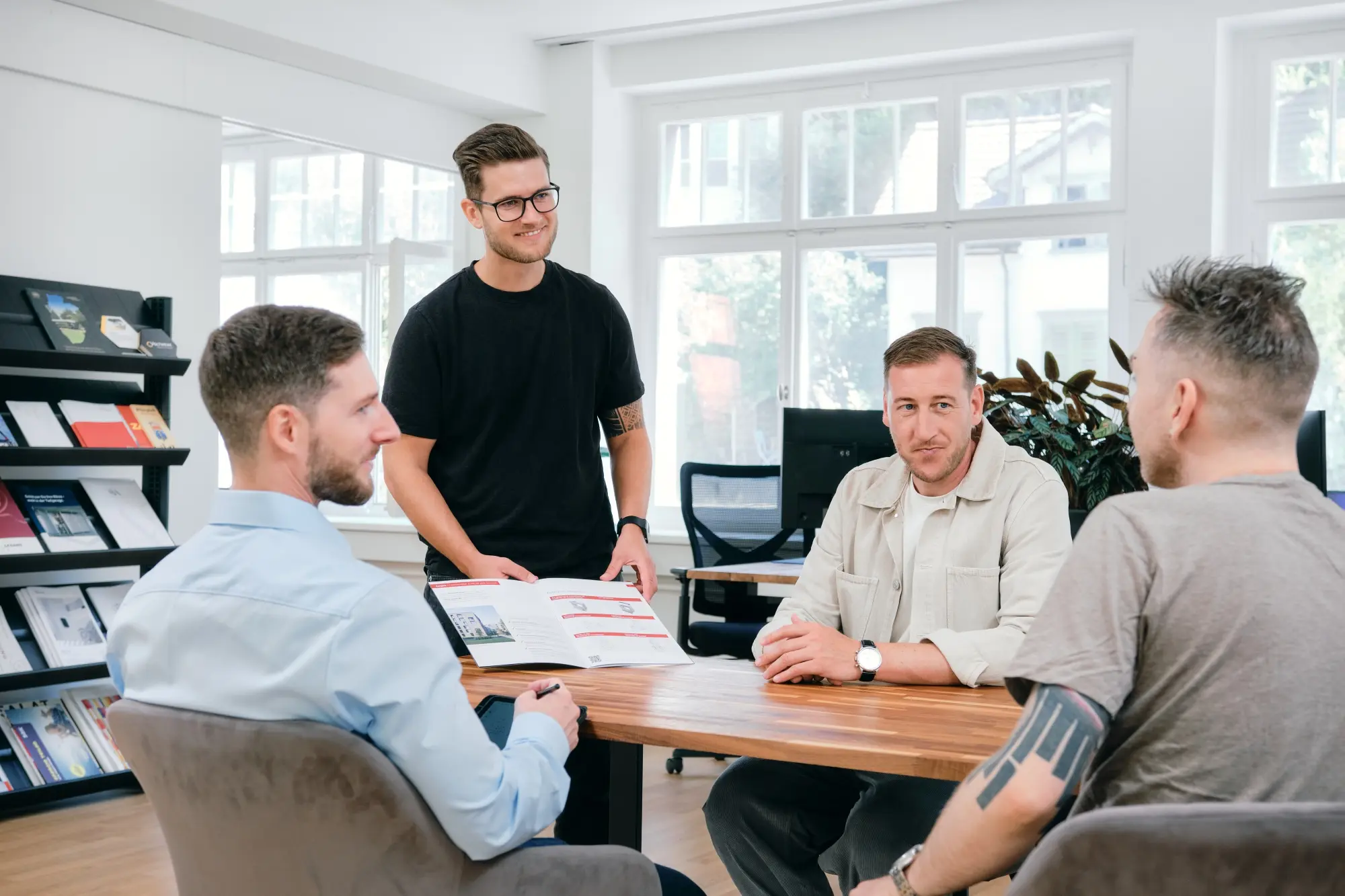 Workshop-Runde im Agenturbüro