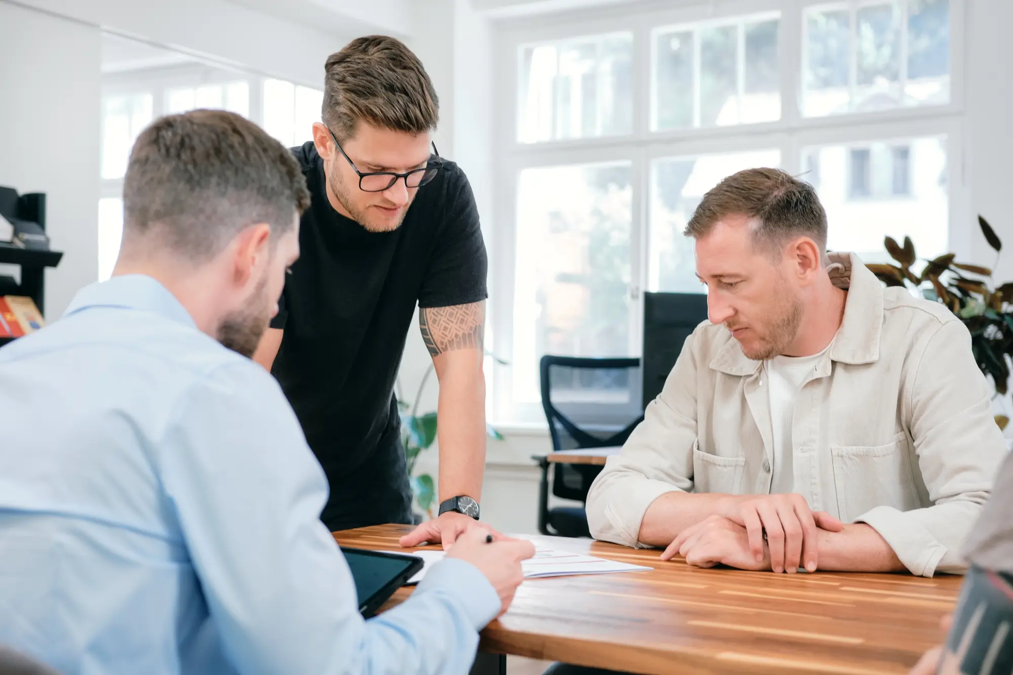 Beratungsgespräch am Besprechungstisch im Büro