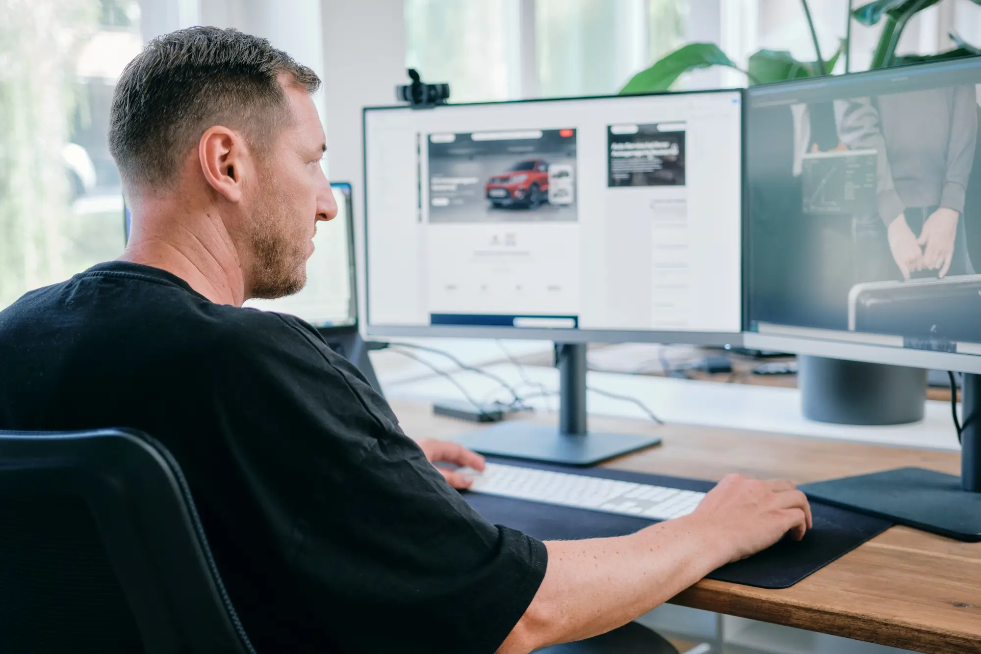 Webdesigner arbeitet am Bildschirm an einer Website