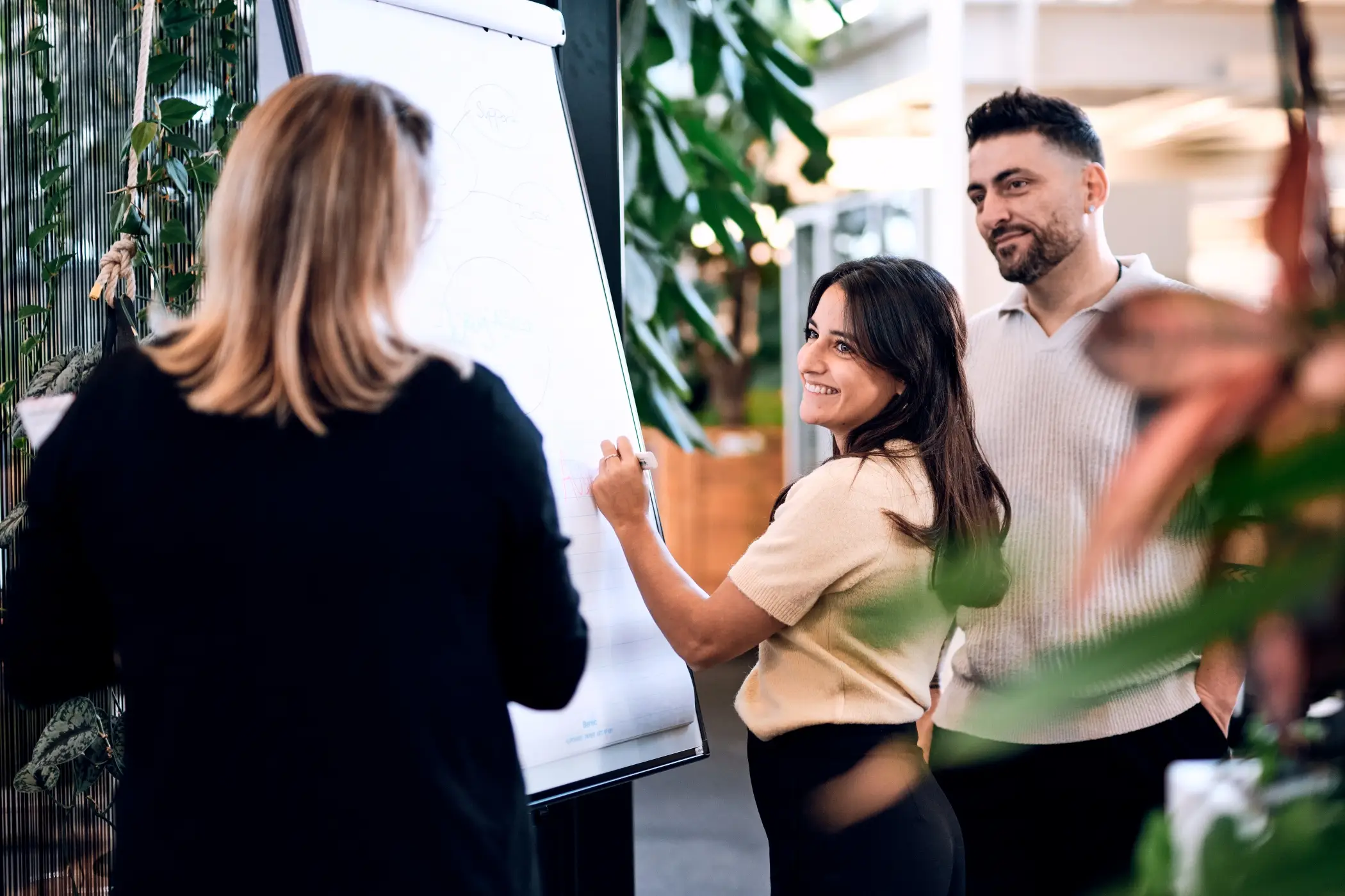 Mitarbeitende im Gespräch im Büro