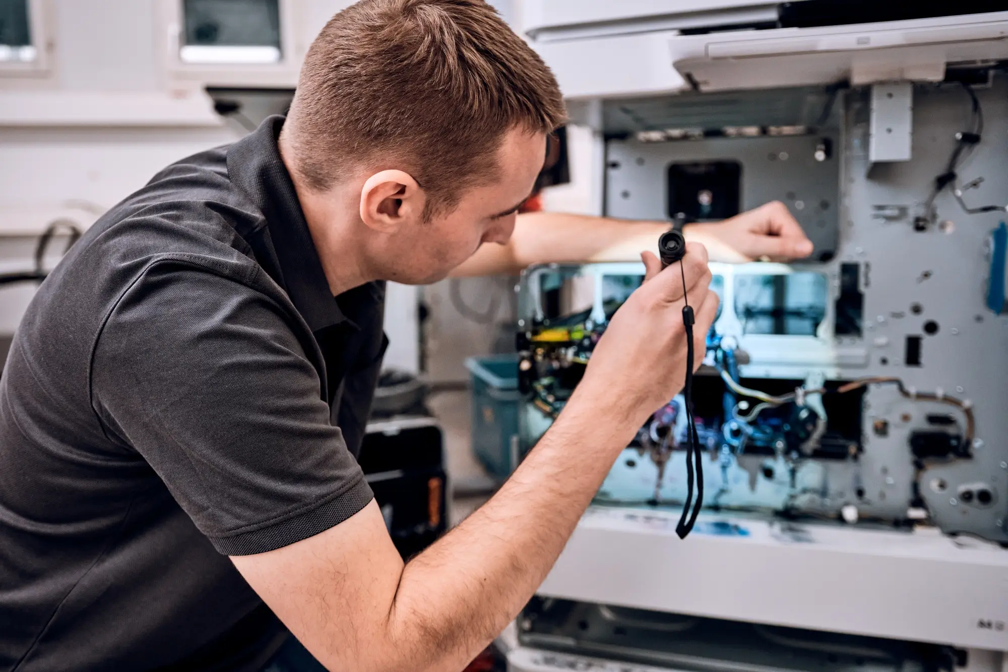 Techniker repariert ein Bürogerät in der Werkstatt