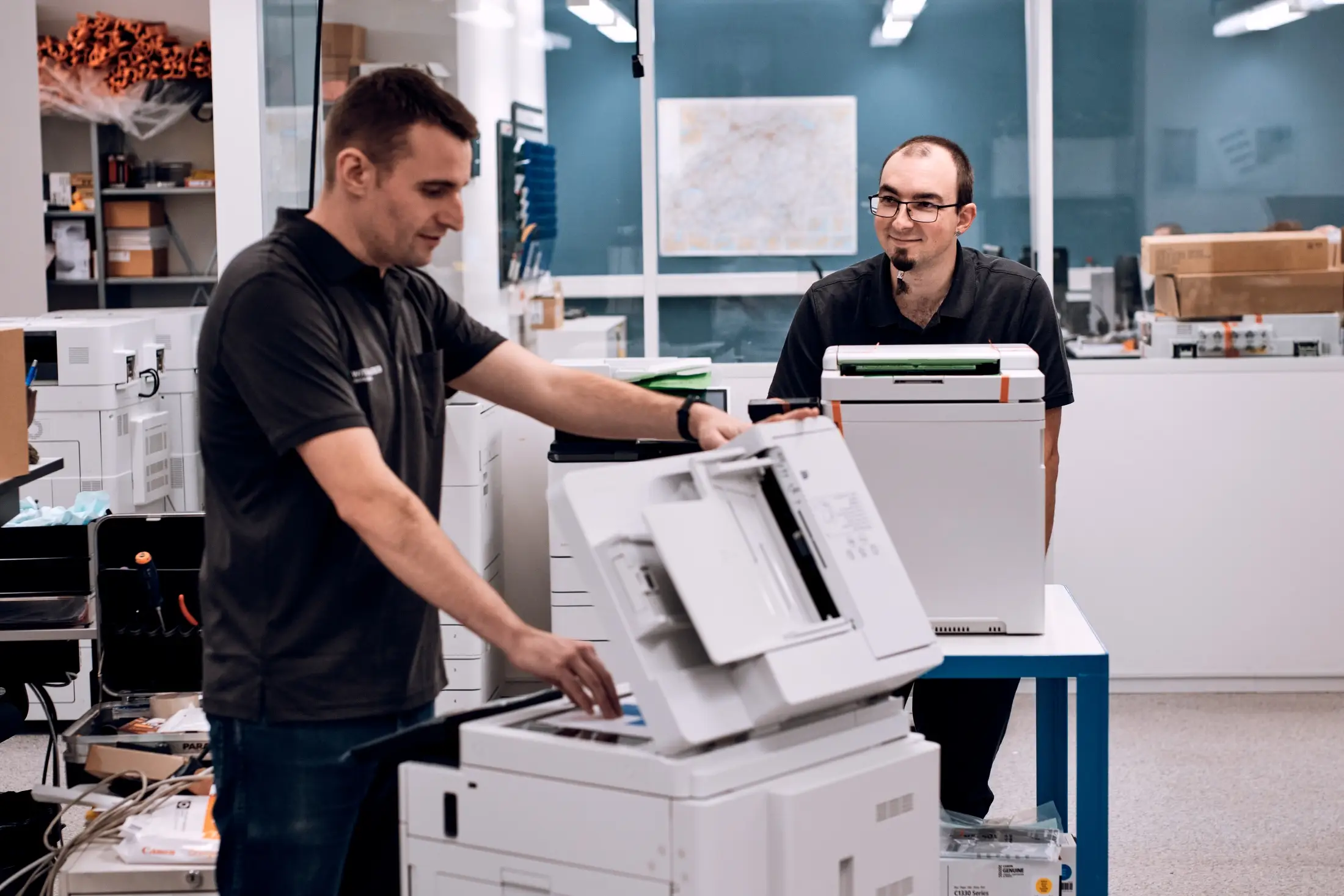 Servicetechniker wartet ein Multifunktionsgerät