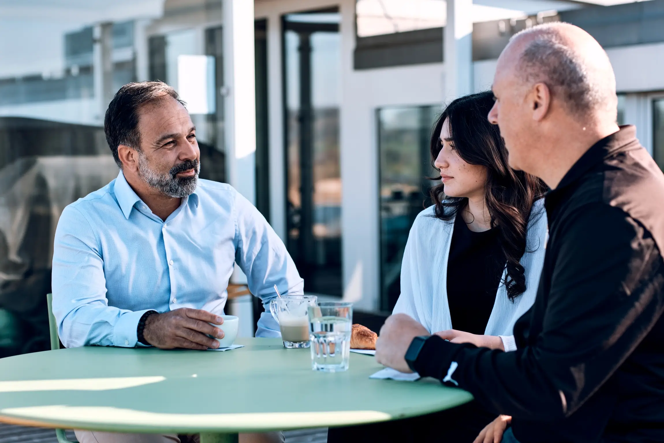 Beratungsgespräch am Besprechungstisch