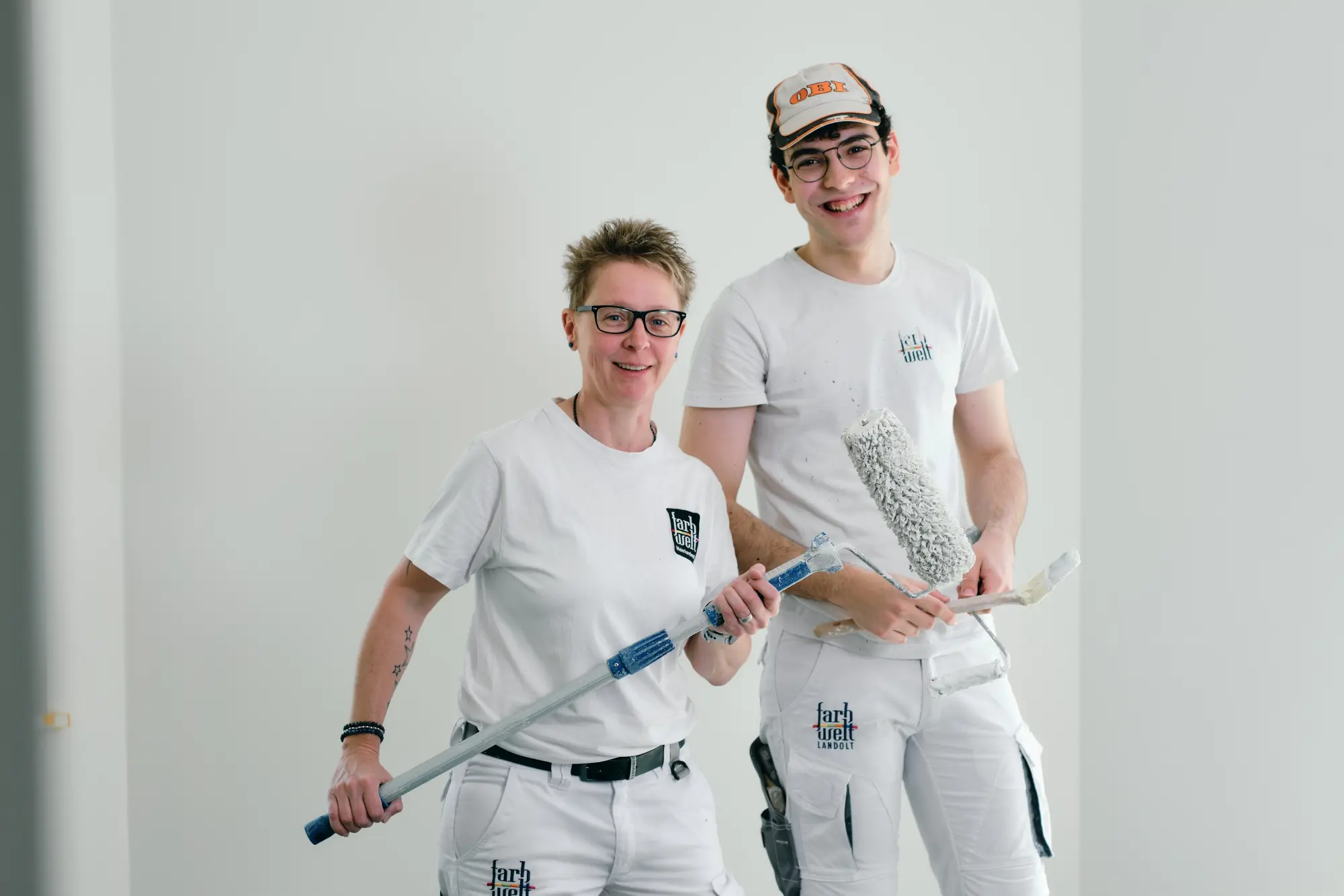 Malerteam mit Farbrollen im Arbeitsalltag