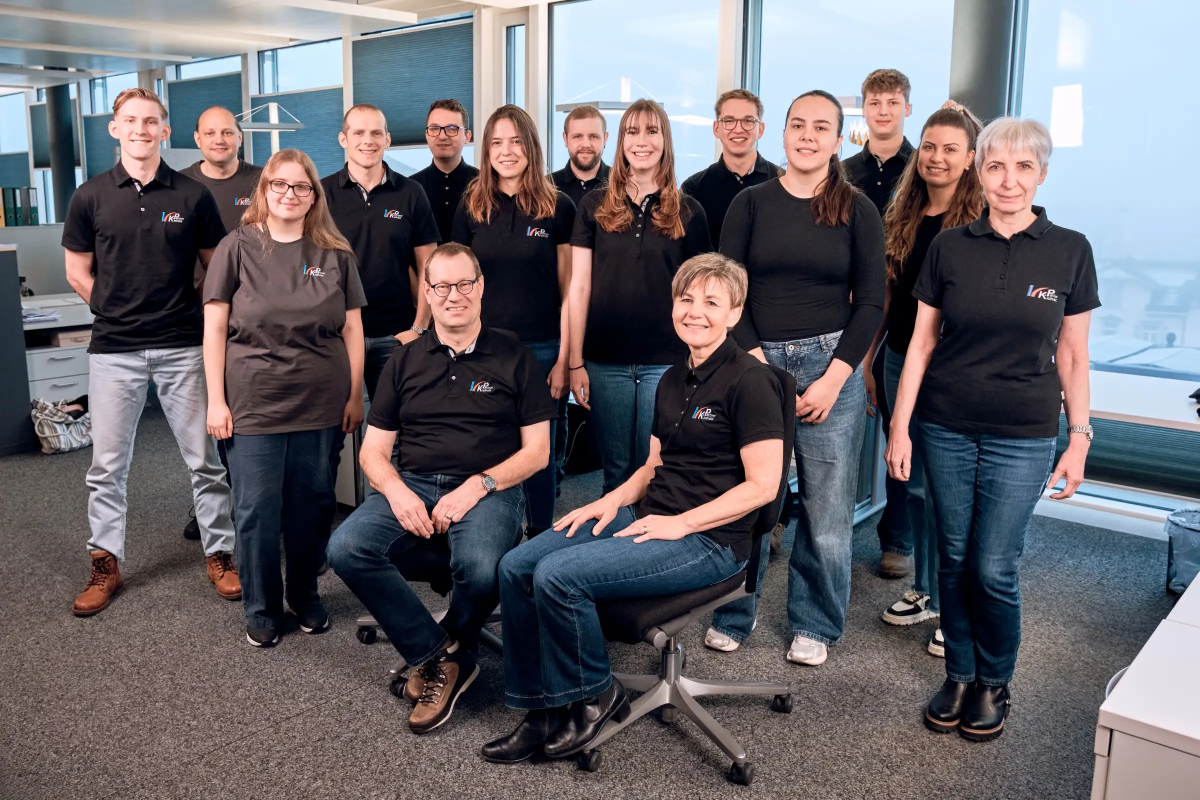 Teamfoto der Belegschaft im Büro