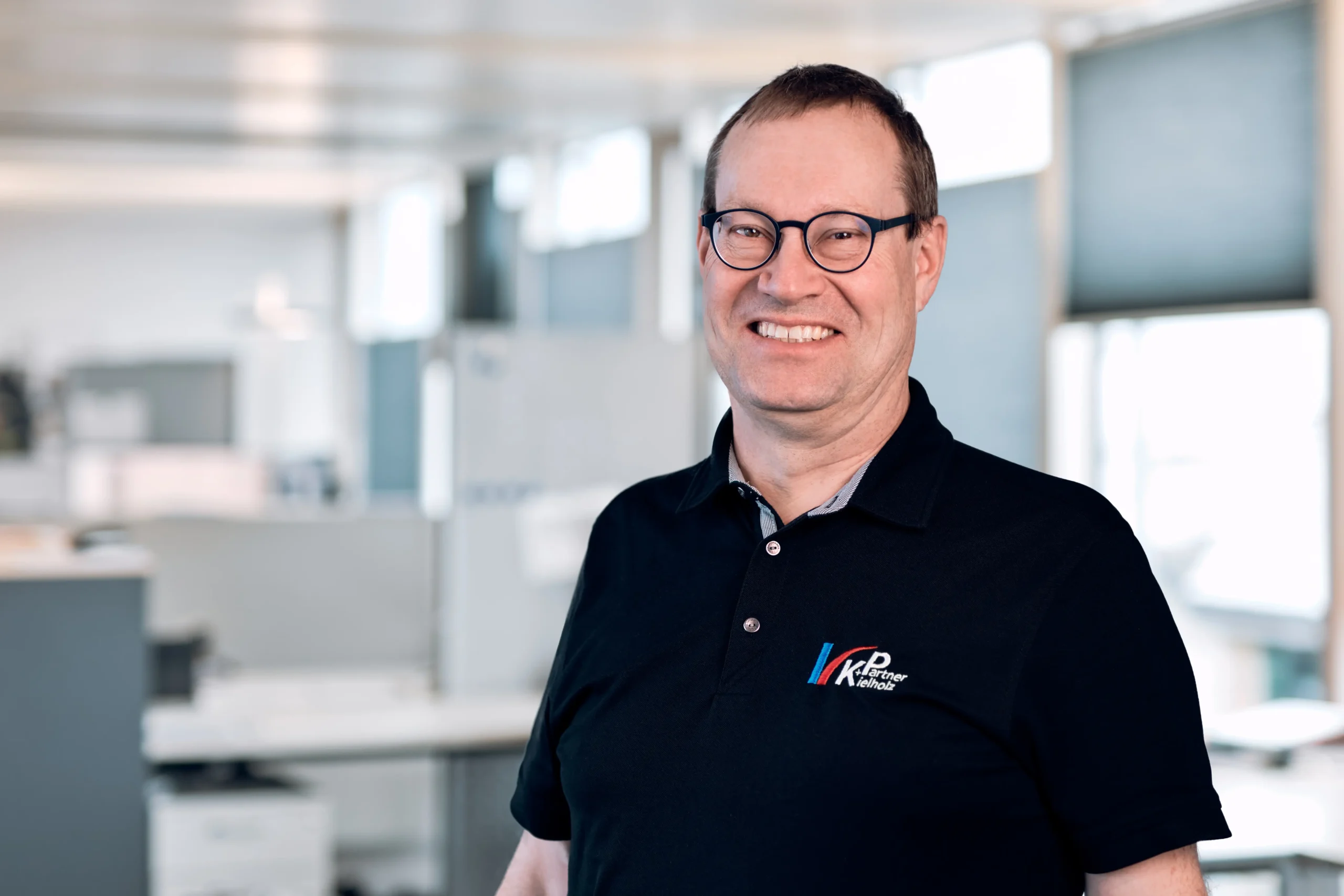 Mitarbeiter im Portrait am Arbeitsplatz