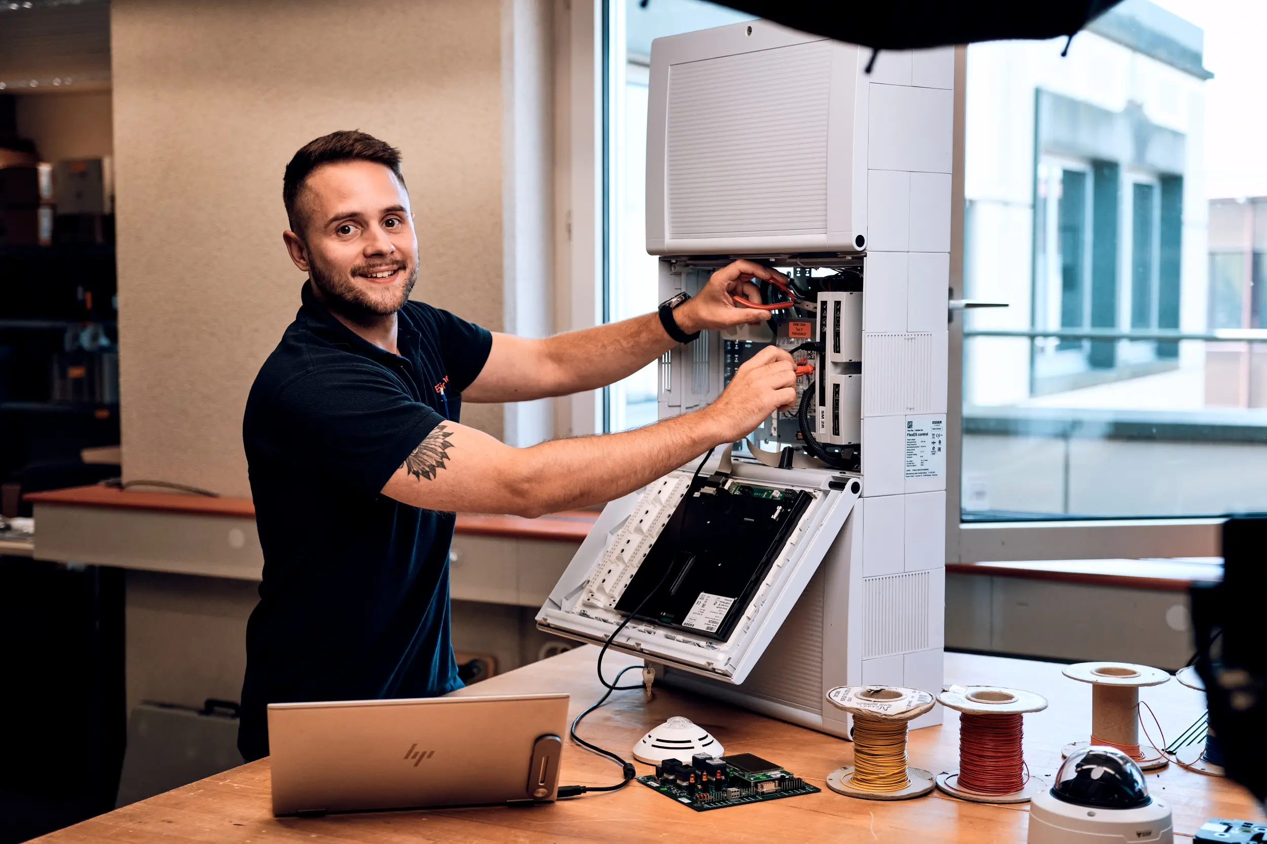 Techniker eines Sicherheitsunternehmens bei der Arbeit