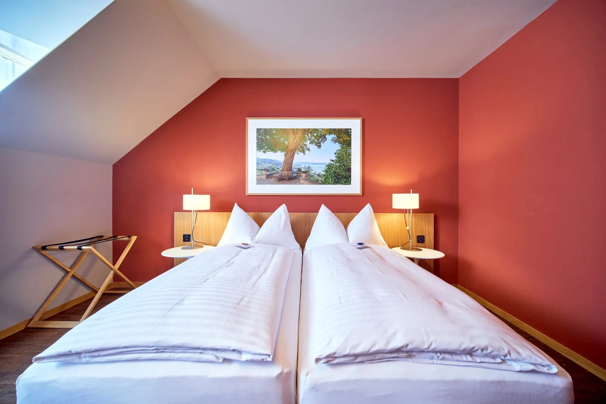 Hotelzimmer mit Doppelbett und Wandbild