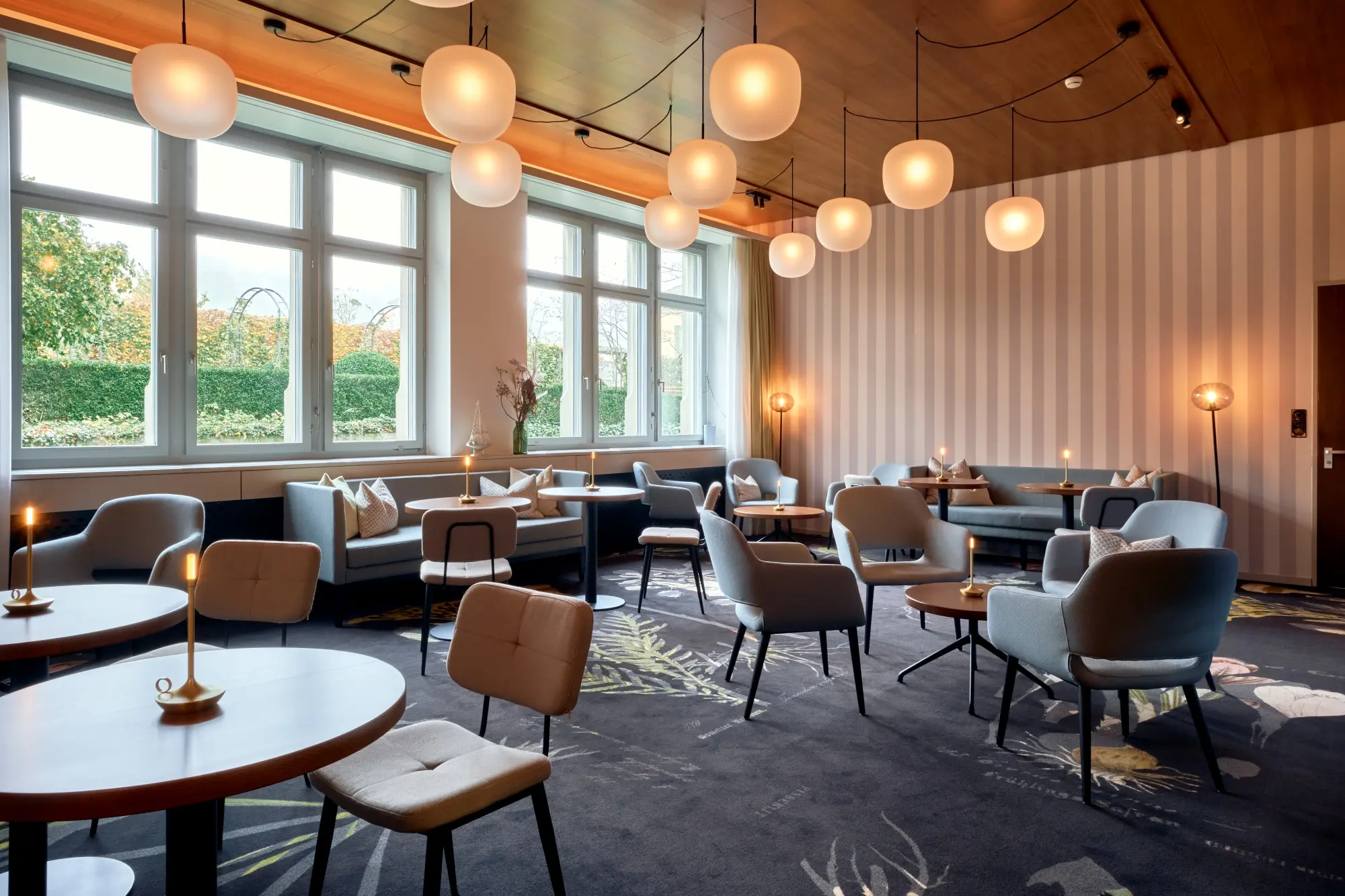 Restaurantbereich eines Hotels mit Sitzgruppen
