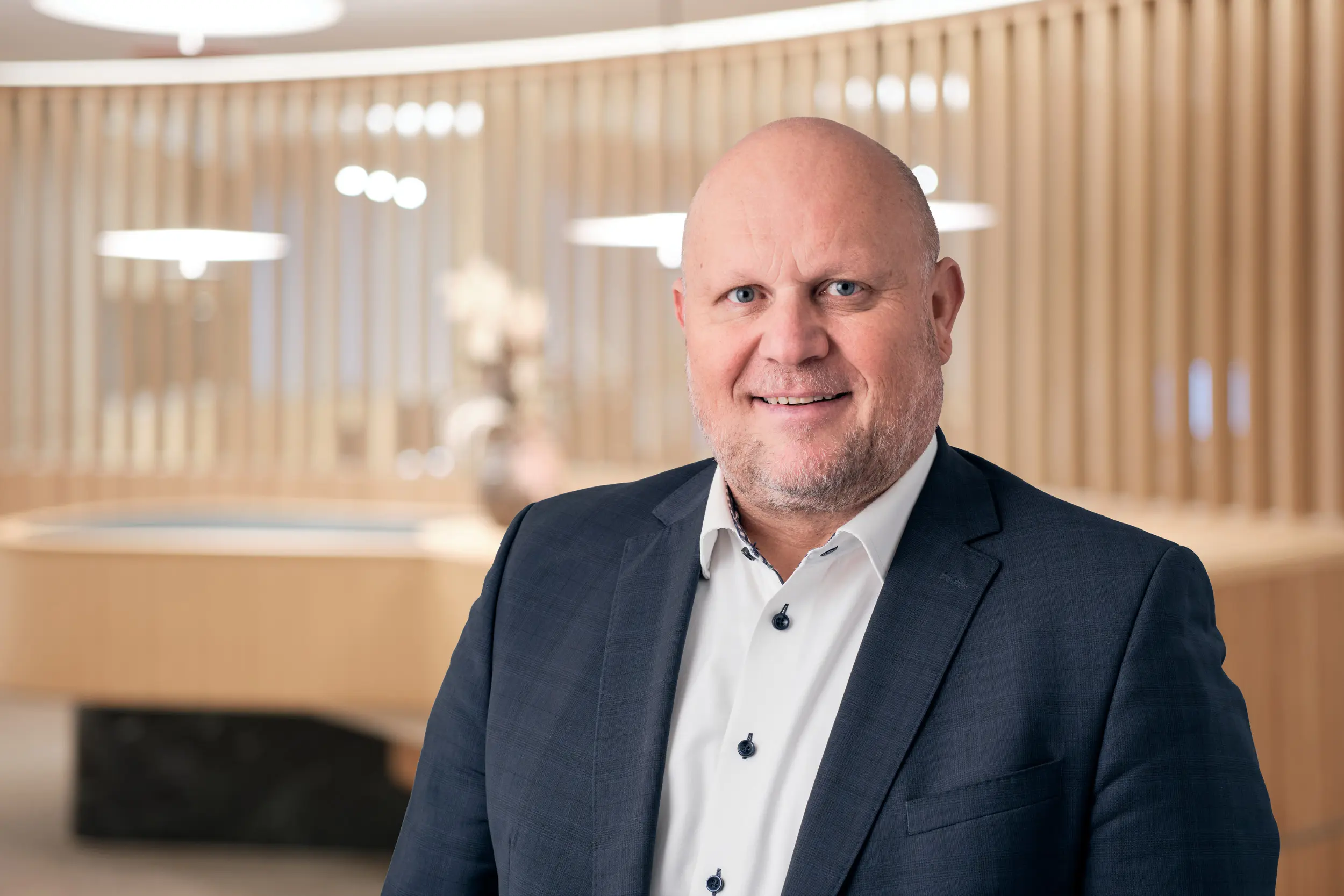 Bankmitarbeiter im Portrait in der Filiale