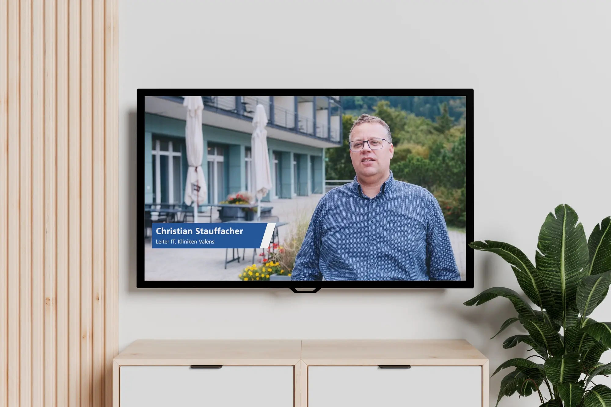 Testimonial-Imagefilm einer Klinik auf einem Bildschirm
