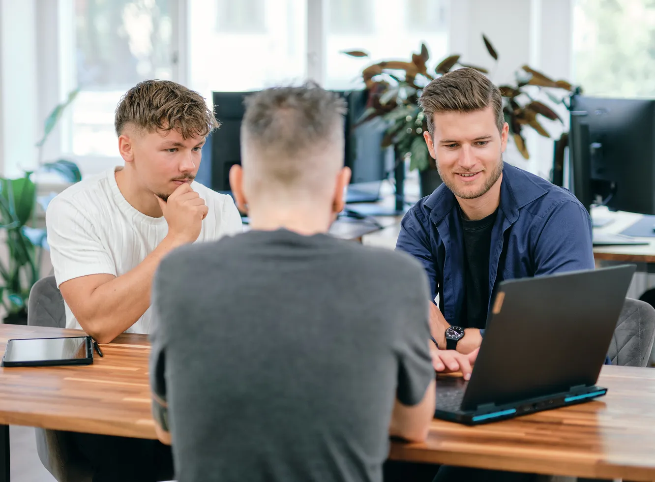 Projektbesprechung am Laptop im Büro