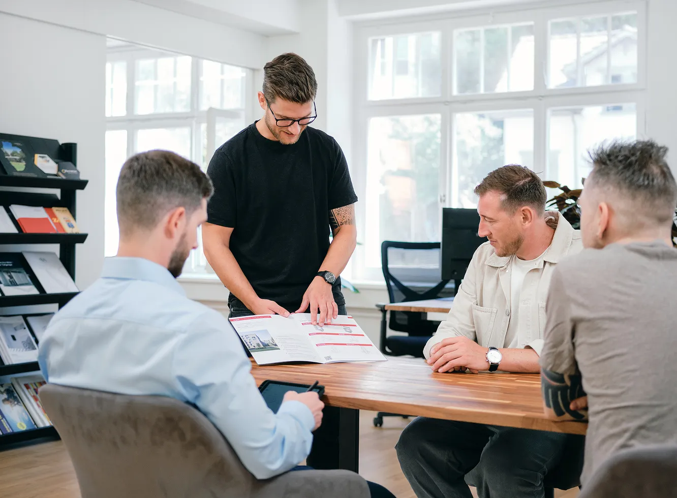 Teambesprechung im Agenturbüro