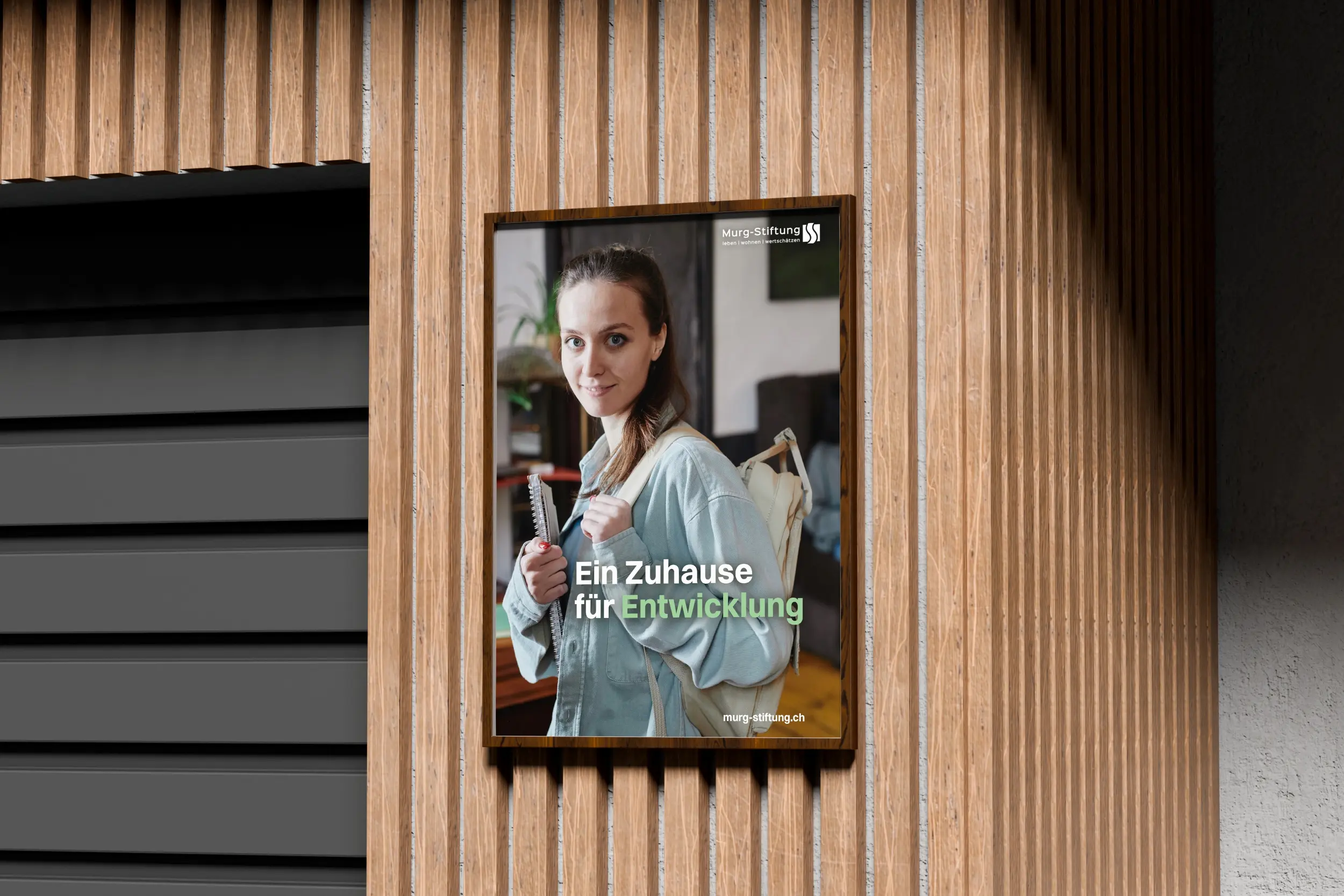 Plakat einer sozialen Stiftung an einer Holzfassade
