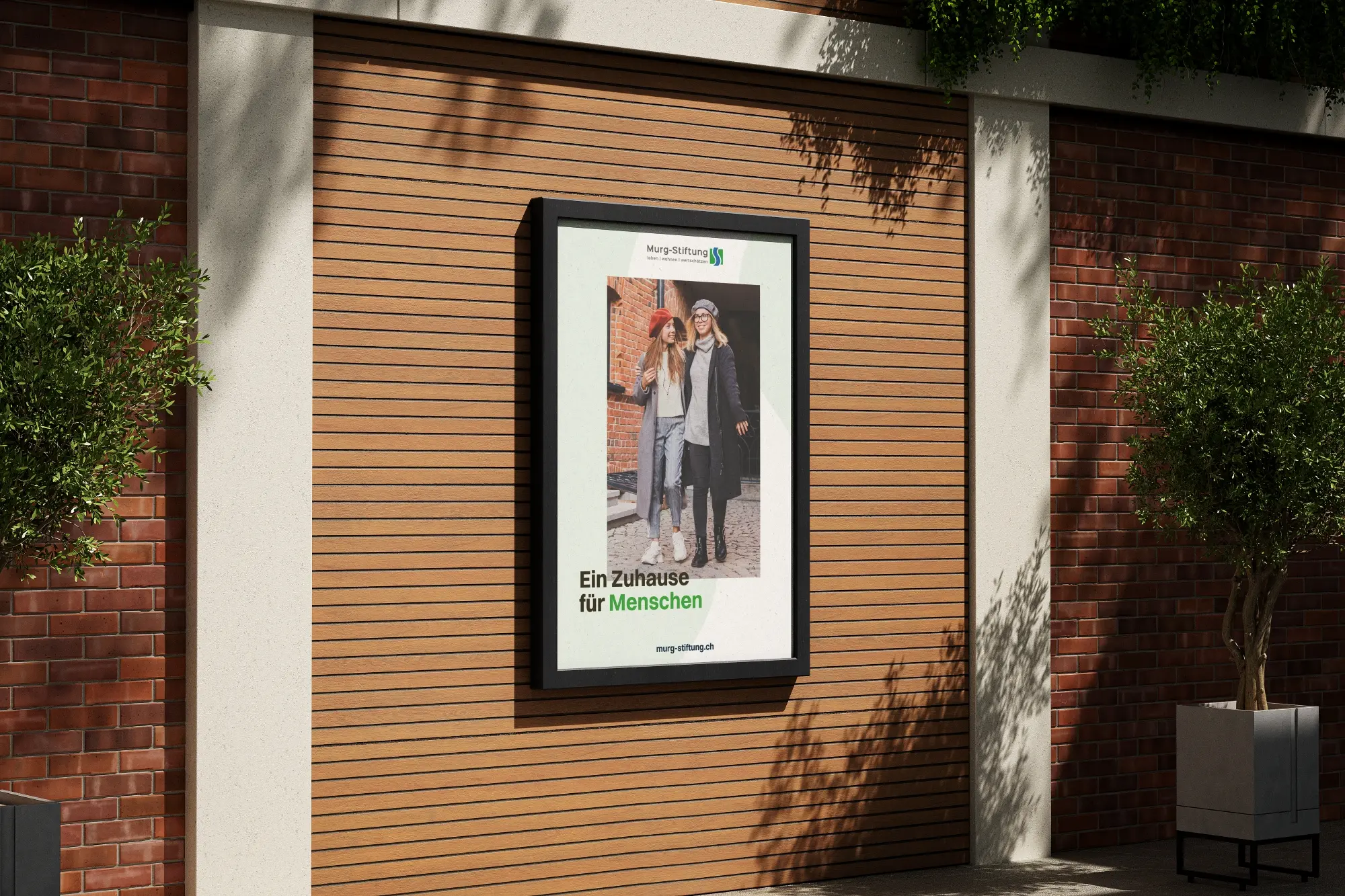 Plakat einer sozialen Stiftung an einer Backsteinfassade