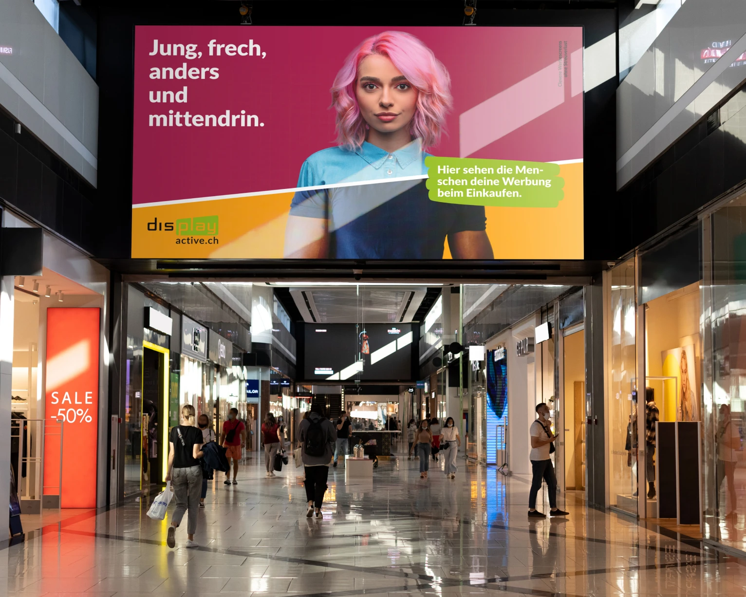 Digitale Werbefläche in einer Einkaufspassage