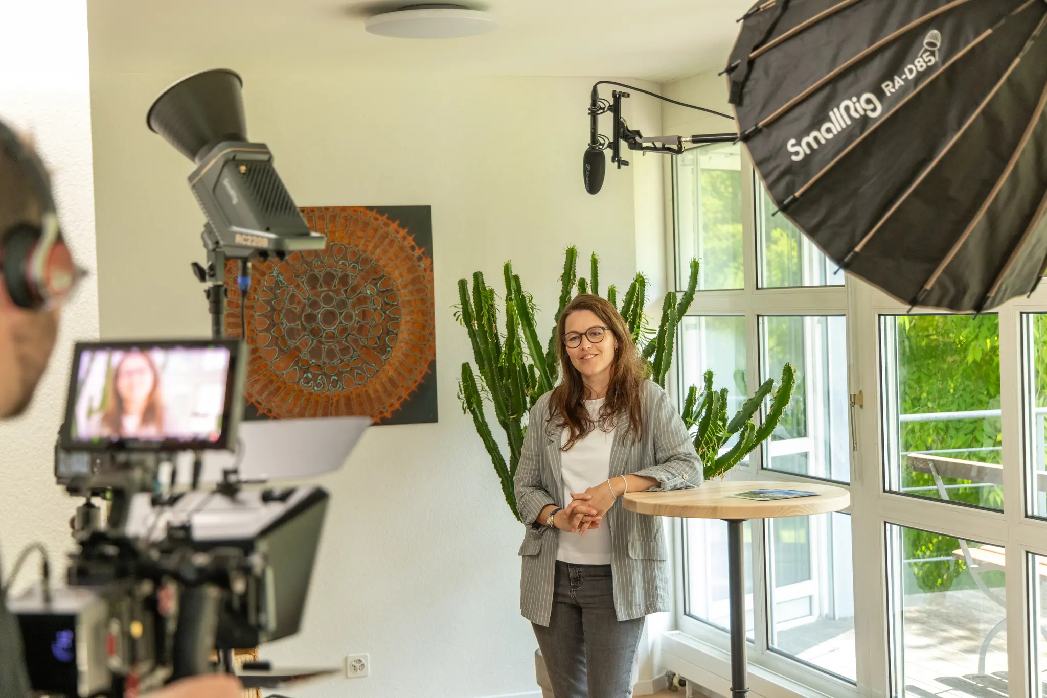 Videodreh mit Studiolicht in einem Innenraum